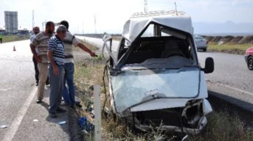 Erzurum&rsquo;da Belediye İş&ccedil;ilerini Taşıyan Minib&uuml;s Takla Attı: 6 Yaralı