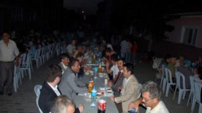 Ak Parti Tepebaşı İl&ccedil;e Teşkilatı Esentepe Mahallesinde Bin Kişiyle İftar A&ccedil;tı