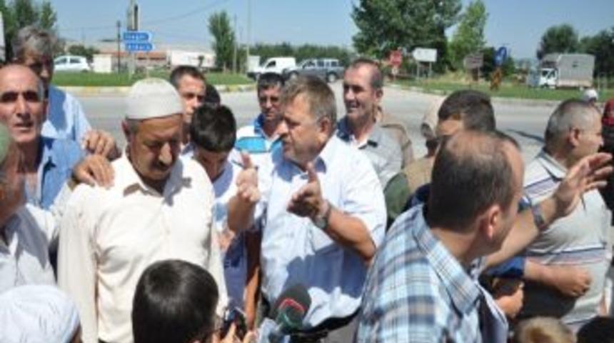 "&ouml;l&uuml;m Kavşağı"nda Yol Kapattılar