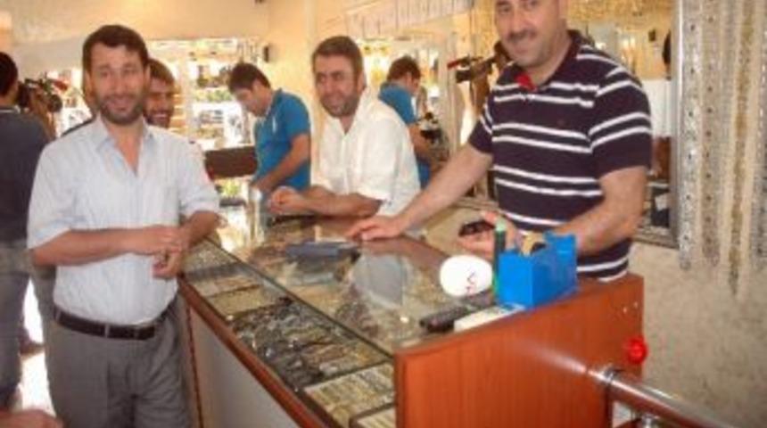 Bayılma Numarasıyla Bir &Ccedil;anta Dolusu Altın &Ccedil;aldılar