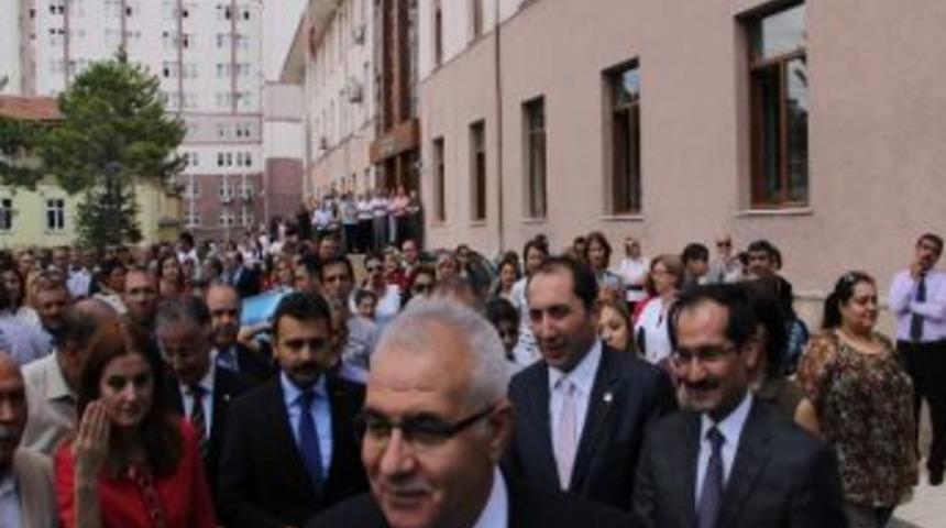 &Ccedil;orum Valisi &Ccedil;akır&rsquo;a Duygulu Uğurlama