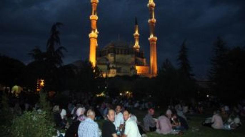 Selimiye Camisi&rsquo;nde Kadir Gecesi İzdihamı