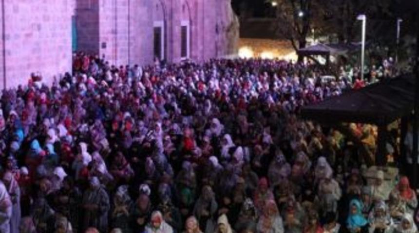 Kadir Gecesinde Cemaat Camilere Sığmadı