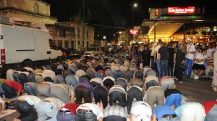 Kadir Gecesi'nde Ey&uuml;p Sultan Doldu Taştı