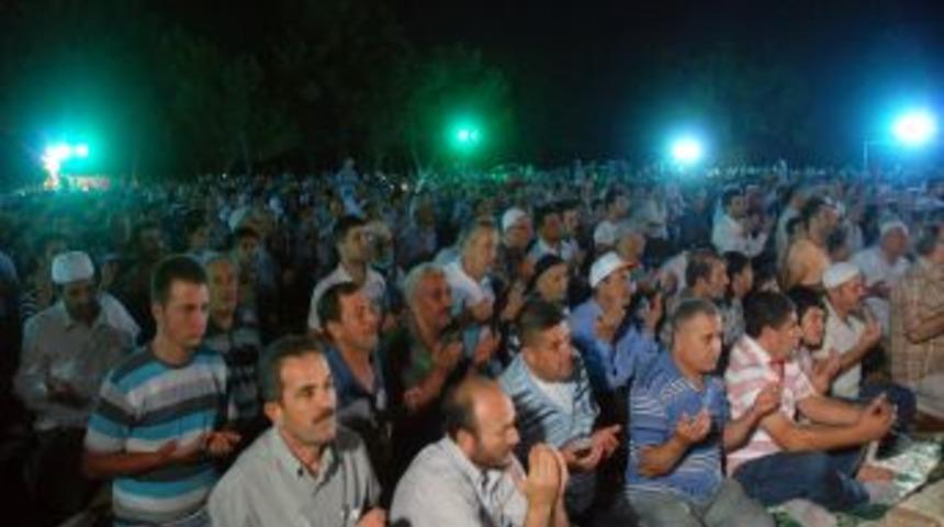 İzmir'de Kadir Gecesi Coşkusu: Binlerce Kişi A&ccedil;ık Alanda Teravih Namazı Kıldı