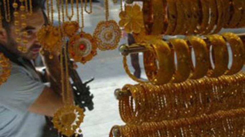 Bayılma numarasıyla 5 kilo altın &ccedil;aldılar