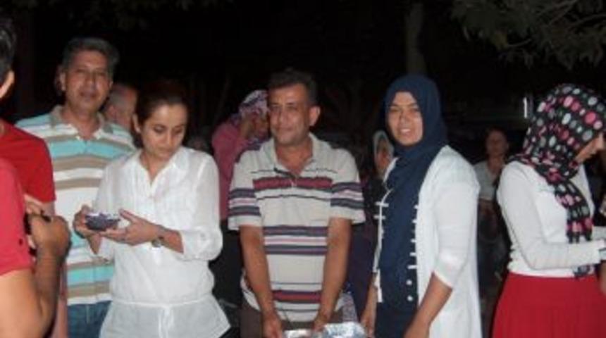 Teravih &ccedil;ıkışı helva ikramı