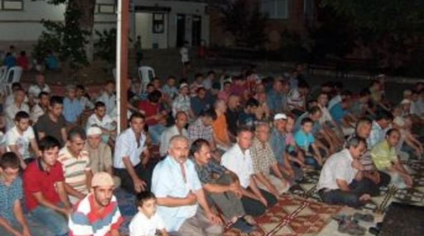 Kadir gecesi coşkusu camilere sığmadı