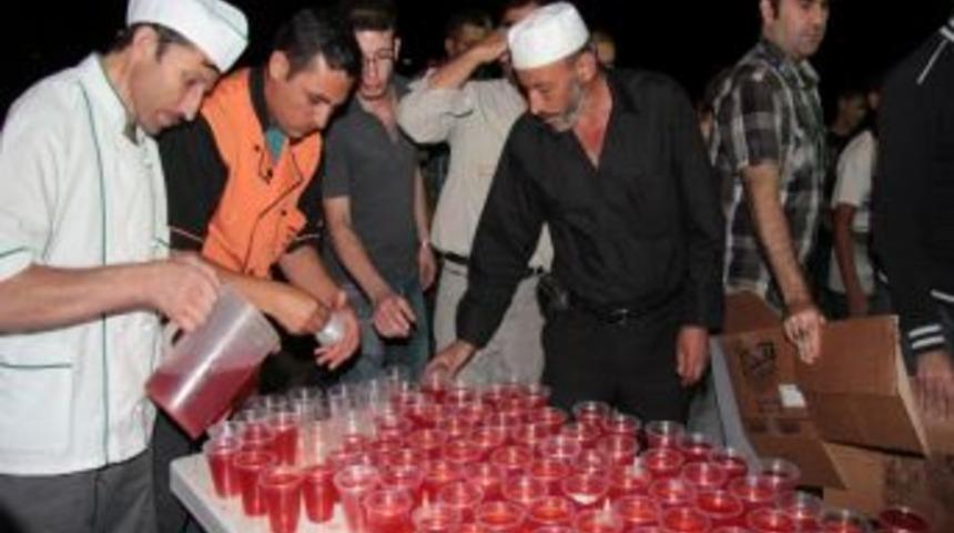 Nevşehir Belediyesi Kadir Gecesinde Şerbet Dağıttı