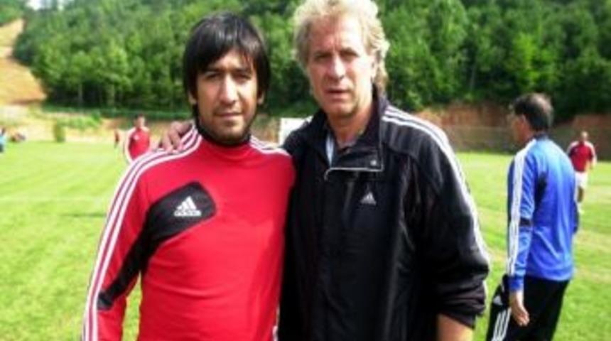 Eğitim İ&ccedil;in Gitti Takımın Hocası Oldu