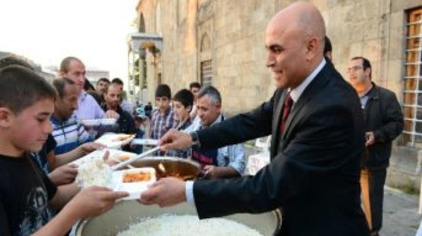 Yakutiye İftar Sofrasında 70 Bin Kişiyi Misafir Etti