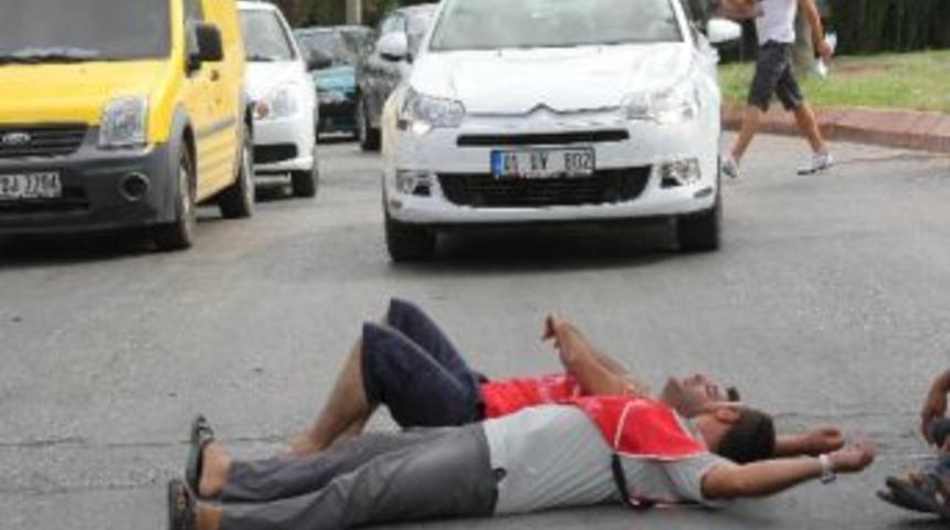 İş&ccedil;iler Tedaş'ı İşgal Edip Yol Kesti