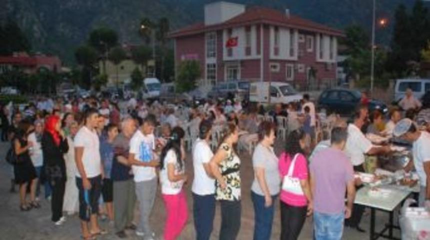 Ak Parti İ&ccedil;meler Belde Teşkilatı'ndan İftar Yemeği