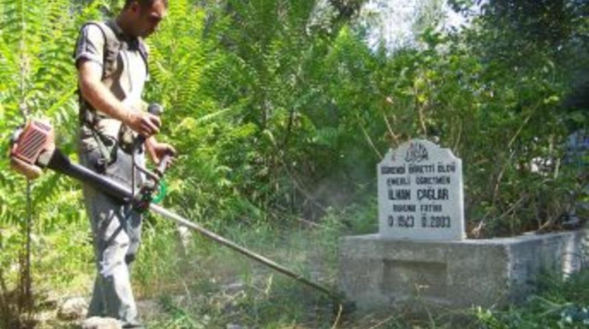 Mezarlıkta Bayram Temizliği