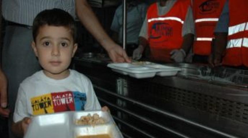 Kimse Yok Mu Derneği İftar Tırı Kadir Gecesi&rsquo;nde Elbistanlıları Ağırladı