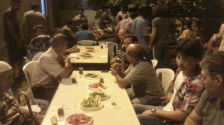 Kadir Gecesi'ni Camide Ge&ccedil;iren Cemaate Sahur Yemeği Ikram Edildi