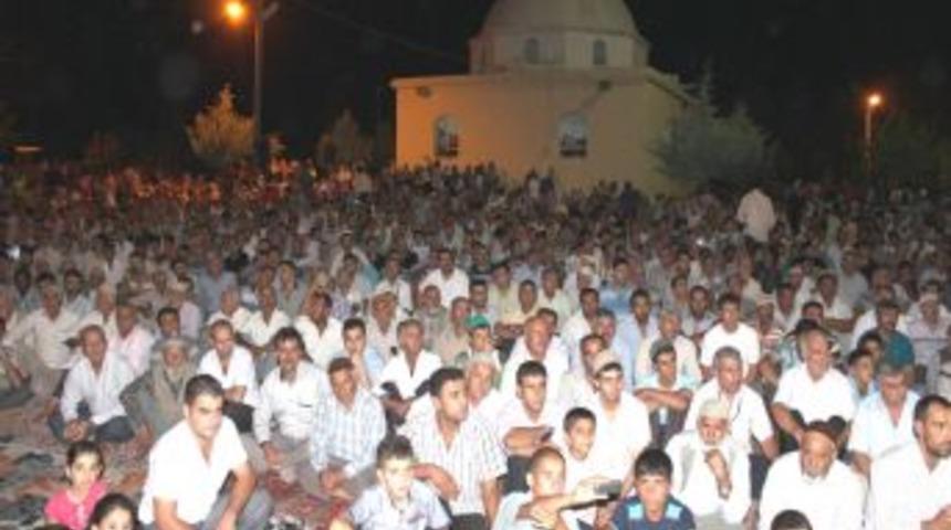 Sahabe Kabrinde D&uuml;zenlenen Kadir Gecesi'ne Binlerce Vatandaş Katıldı