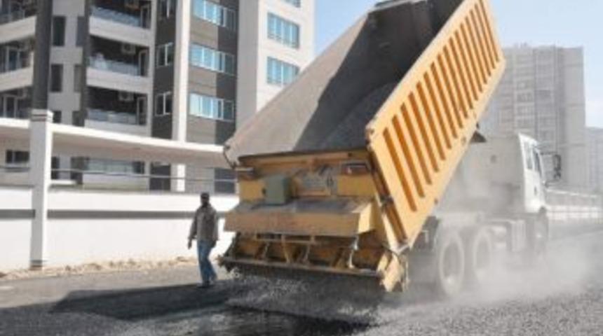 Kayapınar Belediyesi 40 Derece Sıcakta Asfalt D&ouml;k&uuml;yor