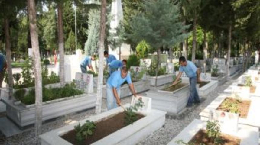 Mezarlıklara Bayram Temizliği