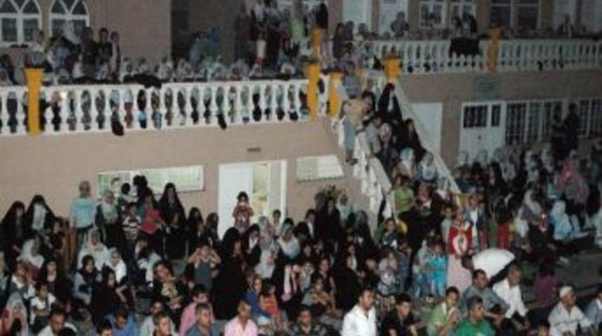 Kadir Gecesi&rsquo;nde Eller Suriyeliler I&ccedil;in Semaya Kalktı