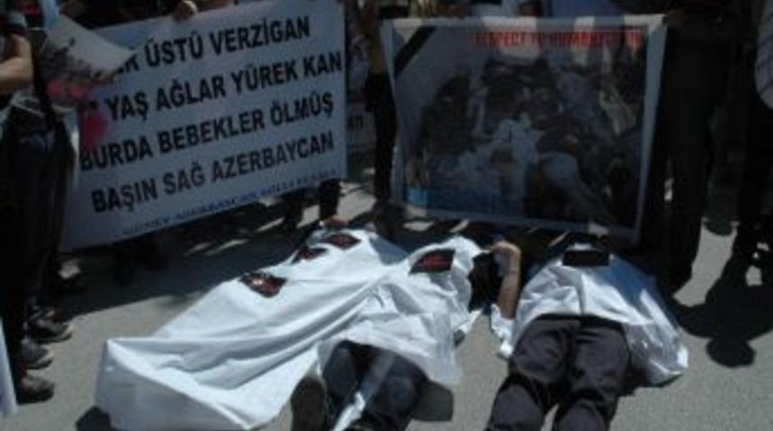 G&uuml;ney Azerbaycan T&uuml;rklerinden İran'a Deprem Protestosu