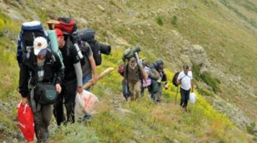 G&uuml;m&uuml;şhaneli Dağcılar Buzul G&ouml;l&uuml;'nde İftar Yaptı