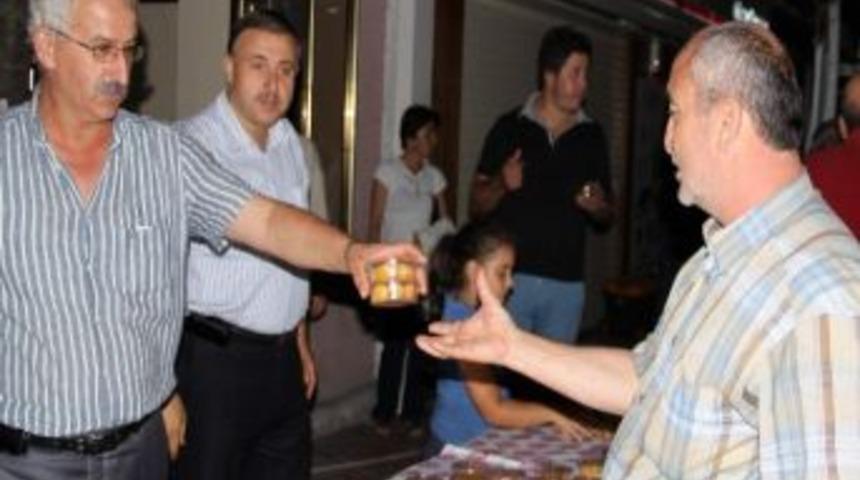 Belediye Kandil Tatlısı Dağıttı