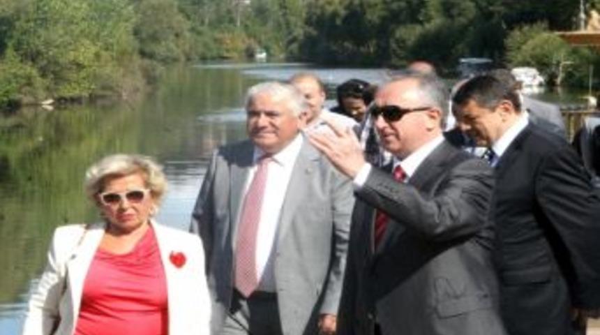 &Ccedil;ocuklara Kitap Okuyan Vali, Bartın&rsquo;a Veda Ediyor