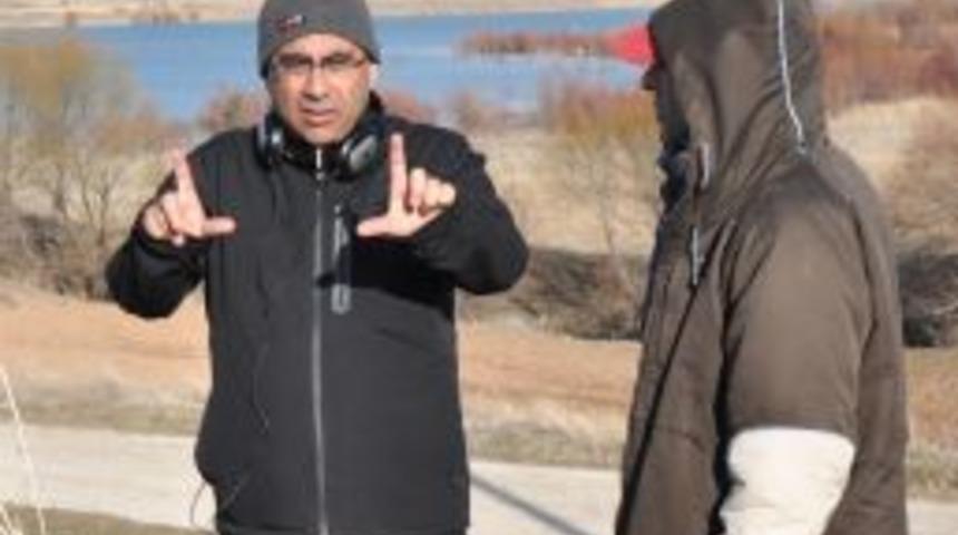 Başrol Oyuncusu, S&uuml;r&uuml;y&uuml; Bırakıp Toplantıya Koştu