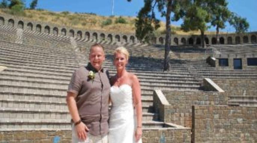 İngiliz &Ccedil;ift Nikahını Amfi Tiyatro'da Kıydı