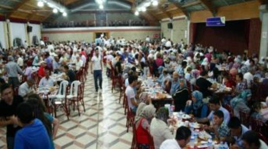 Kemalpaşa'da, Ak Parti'den İftar Yemeği