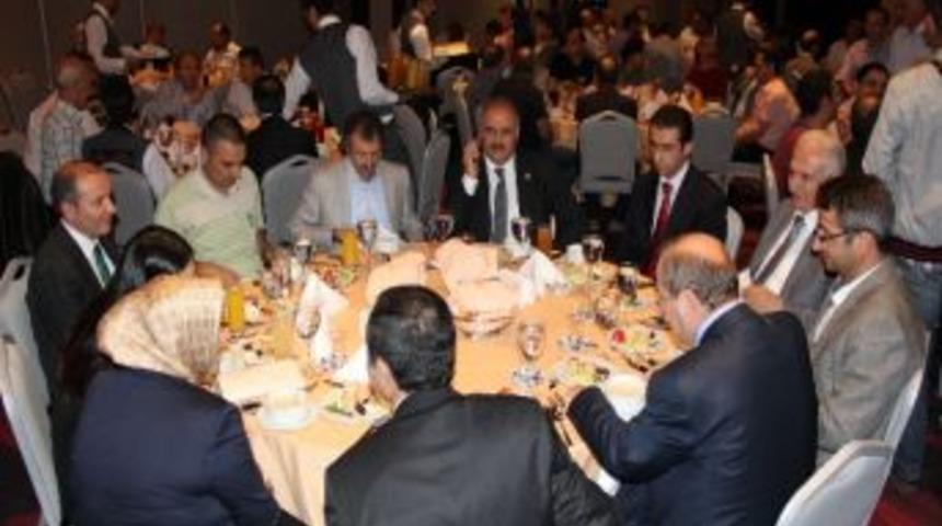 Erzurum Protokol&uuml; Zaman Gazetesinin İftar Yemeğinde Biraraya Geldi