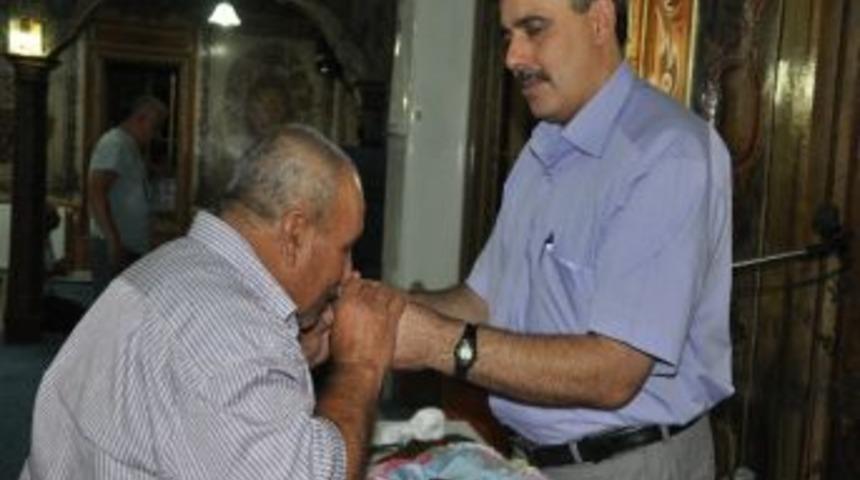 Soma'da Kadir Gecesinde, Sakalı Şerif'e Y&uuml;z S&uuml;rmek İsteyen Vatandaşlar Uzun Kuyruklar Oluşturdu