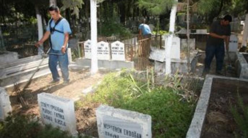 Mezarlıklarda Bayram temizliği