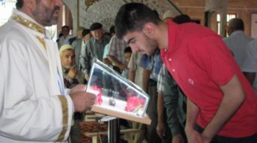 Sorgun&rsquo;da Kadir Gecesinde Ziyarete A&ccedil;ılan Sakal-ı Şerif Yoğun İlgi G&ouml;rd&uuml;