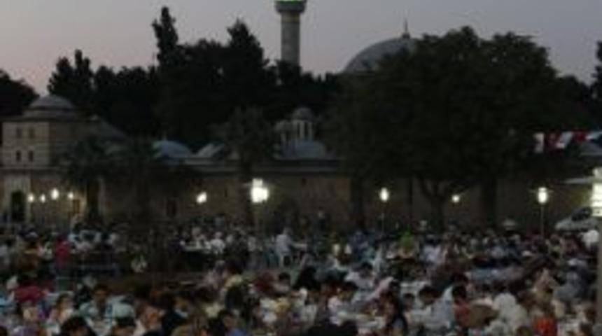 3 Bin Kişi İftar İ&ccedil;in Kent Meydanı'nda Buluştu