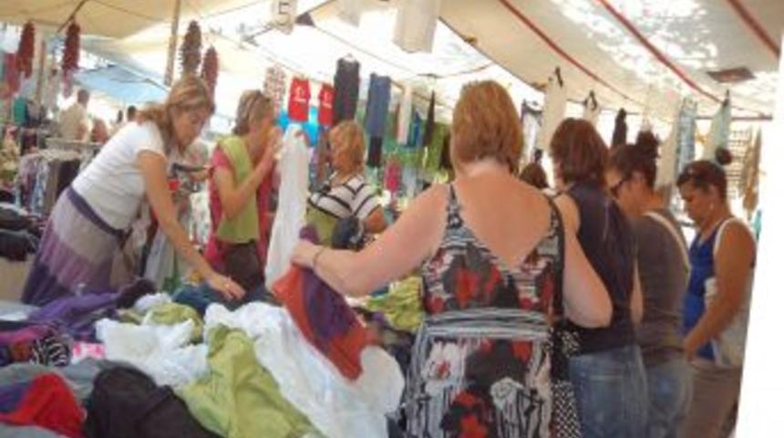 Kuşadası Tekstil Pazarı'nda Bayram Hareketliliği Yaşanıyor