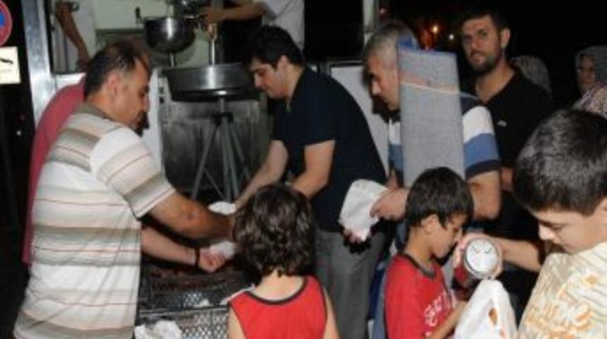 Manisa Belediyesi Kadir Gecesi'nde Vatandaşa Lokma Dağıttı