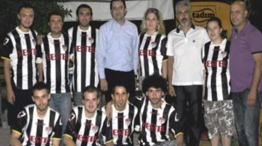 Kafe Personeli Manisaspor Formasıyla Hizmet Veriyor