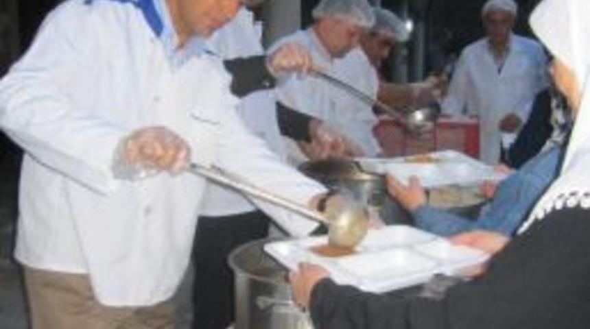 Lüleburgaz'da İşadamları İftar Yemeklerini Kendi Elleriyle Dağıttı