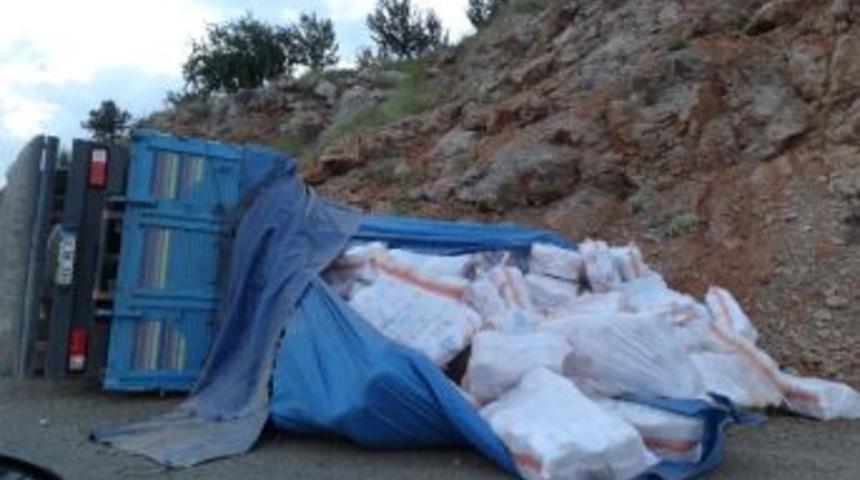 Kontrolden &Ccedil;ıkan Tır Yan Yattı