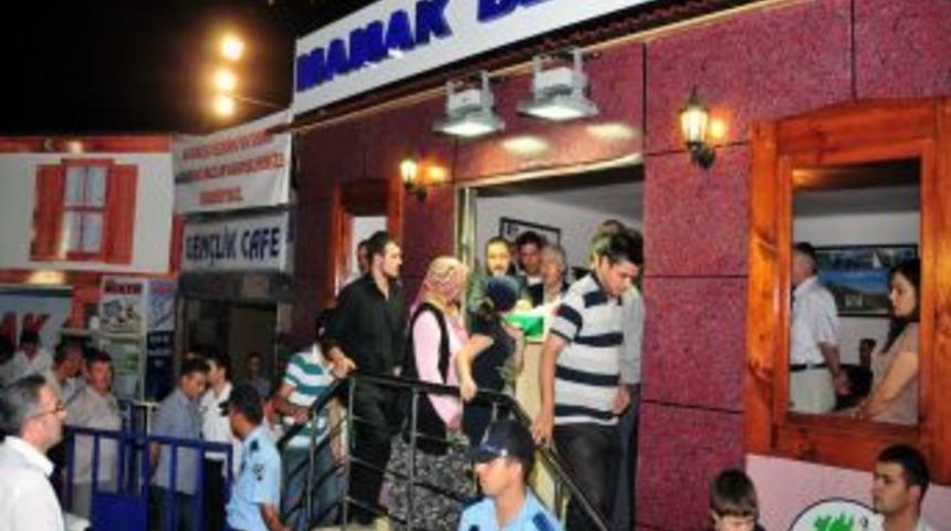 Mamaklılar Sakal-ı Şerif'i G&ouml;rebilmek I&ccedil;in Uzun Kuyruklar Oluşturdu