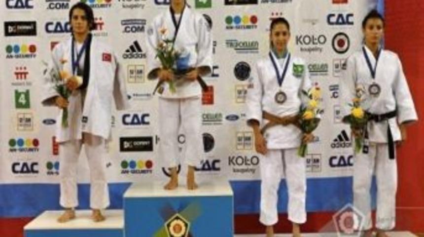&Uuml;niversiteli Bayan Judocular D&ouml;rt Madalya İle D&ouml;nd&uuml;