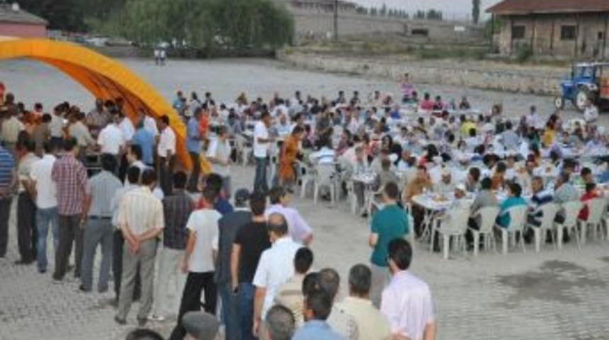 Yerk&ouml;y Kaymakamlığı Bin Kişiye İftar Verdi