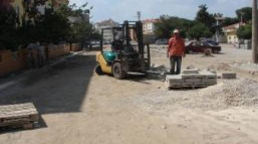 Burhaniye&rsquo;de Parke Taş D&ouml;şeme İşlemleri Devem Ediyor