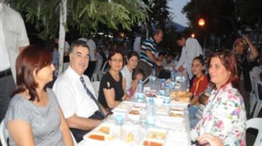 Vali Coş Ve Başkan &Ccedil;er&ccedil;ioğlu İftarda Vatandaşlarla Buluştu