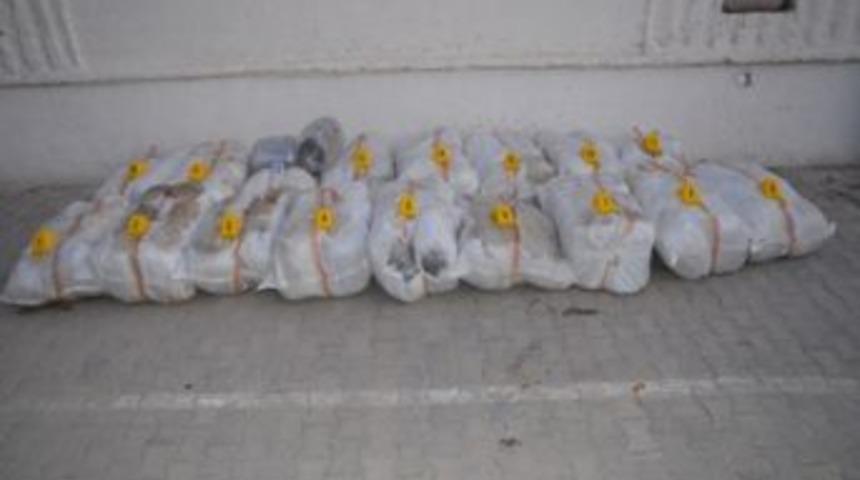 Bir Kamyon Esrarı, &Ccedil;&uuml;r&uuml;k Kavunla Saklarken Yakalandı