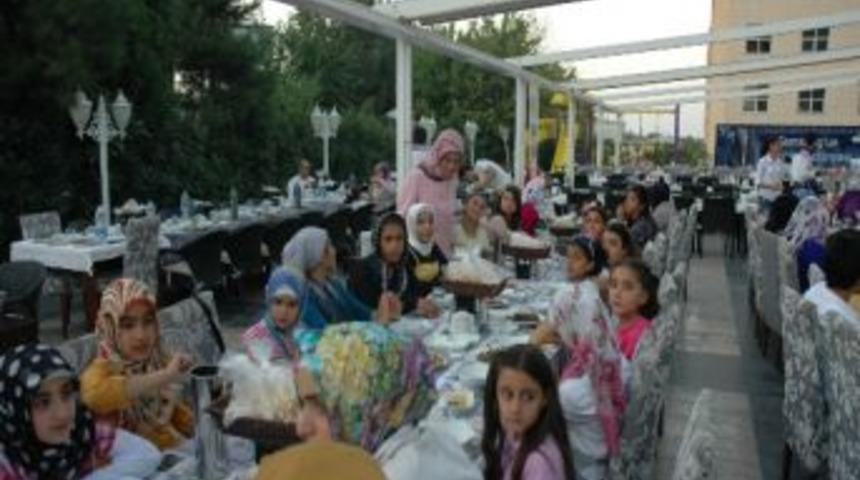 Kınalı Ellerden 160 Kız &Ouml;ğrenciye İftar Yemeği