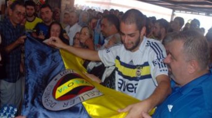 Fanatik Fenerbah&ccedil;eli &Ouml;zg&uuml;n, Son Yolculuğuna Takımının Bayrağı İle Uğurlandı