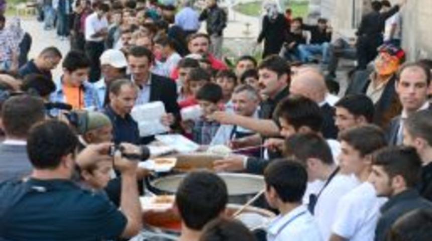 Yakutiye Belediyesi 70 Bin Kişiye Iftar Yemeği Verdi